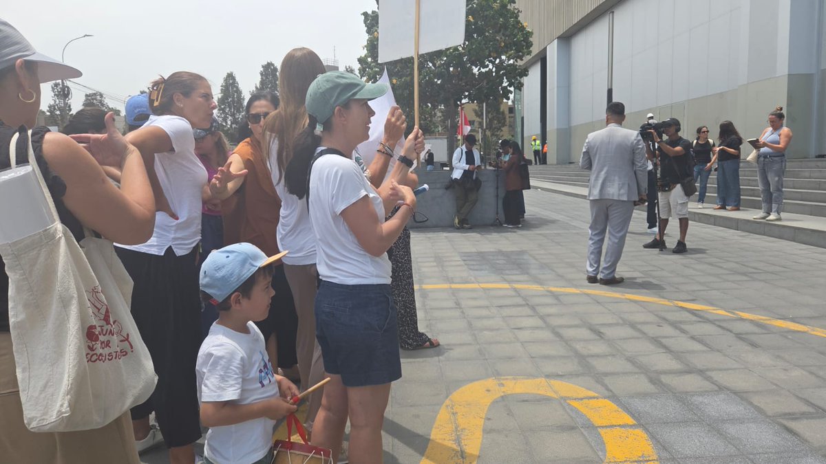 fabiola_ec's tweet photo. “Clases virtuales para ahorrar combustible”.
Todo abierto, menos los colegios.
Inaceptable. Hoy llevé a mi hijo al plantón para que aprenda algo que no enseñan en Zoom:
 los derechos se defienden
#Educación #ClasesPresenciales #todoabiertomenosloscolegios https://t.co/Qq7PTdSeCU