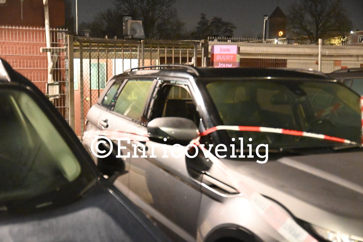 Autobrand na ingegooide zijruit