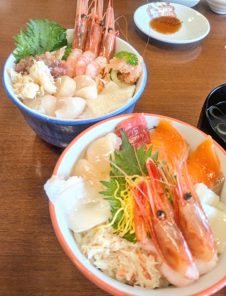 MDiet25's tweet photo. ランチは場外市場で海鮮丼！
エビ、カニ、ホタテ、ぷりっぷり♪🦀🦐
 #海鮮丼 #北海道 #グルメ https://t.co/DDPqyKm2qT