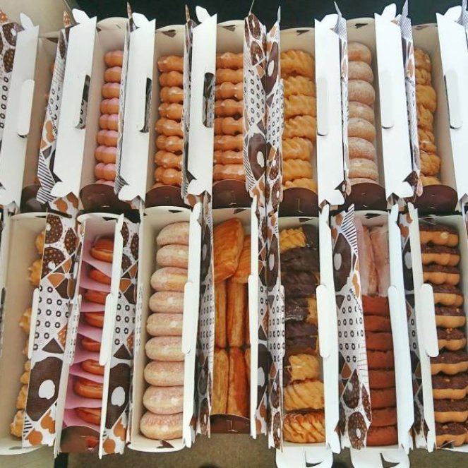 ASAMASAKU's tweet photo. 本日のイベントはドーナツ祭り🍩日頃の感謝と高校卒業おめでとう❗の気持ちです（笑）受付のお姉さんにドーナツ下さい❗と大きい声で言って下さいネ（笑）まだまだ繁忙期が続きますが職員一同頑張ります❗#浅間佐久自動車学校 #佐久市 #教習所 #ミスタードナツ https://t.co/4OJwzZ0K3d