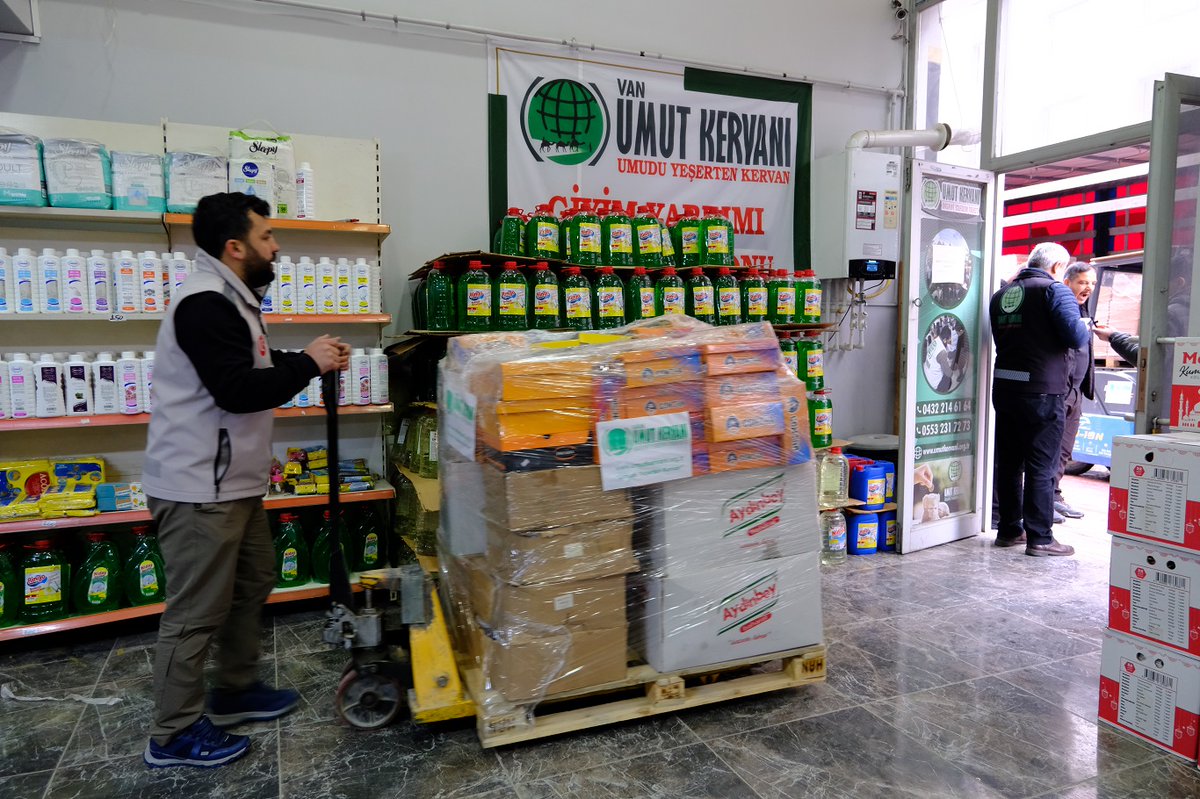 Umut Kervanı olarak Van'da bir tır dolusu gıda, giyim, ısıtıcı ve battaniye, Suriye’nin Afrin ve Kobani bölgelerindeki savaş mağdurlarına ulaştırılmak üzere yola çıktı.🤲🚛

Destekleriyle bu iyilik köprüsüne katkı sunan tüm hayırseverlerimize gönülden teşekkür ediyoruz. İyilik