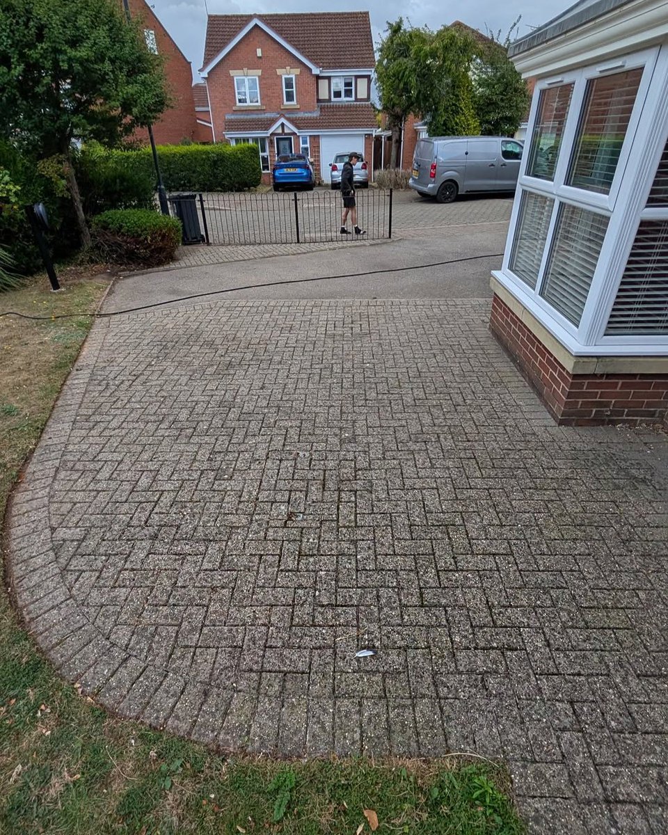 Smartseal's tweet photo. Would you believe this was the same driveway? 👀

This driveway was completely transformed with Block Magic! Over time, block paving can fade and lose it's colour, but there's no need for an expensive replacement.

#Driveway #HomeRenovation #BlockMagic #HomeDIY #PavingRestoration https://t.co/eaZ1AUdQKJ