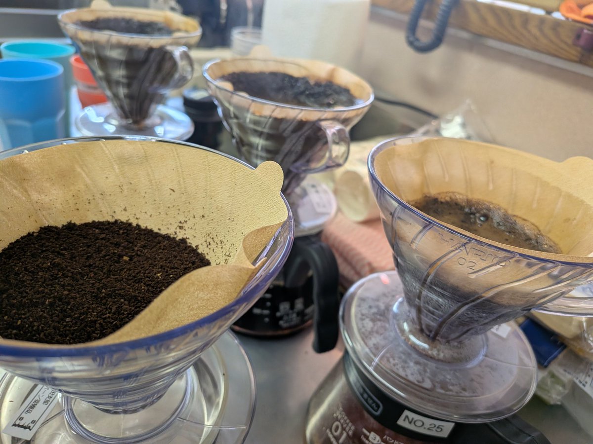 fukuboracoffee's tweet photo. ３月８日（日）のボランティア活動☕️
​✅ 香り高い珈琲の提供
✅ 福祉＆珈琲ボランティア活動紹介（模造紙を掲示！）
✅ 介助犬・聴導犬への募金協力への感謝🐾
✅ 助っ人の学生ボランティアさんに大感謝！✨
​掲示物を見て活動に興味を持ってくださる方もいて、とても充実した一日でした。 https://t.co/qTxEixEkd5