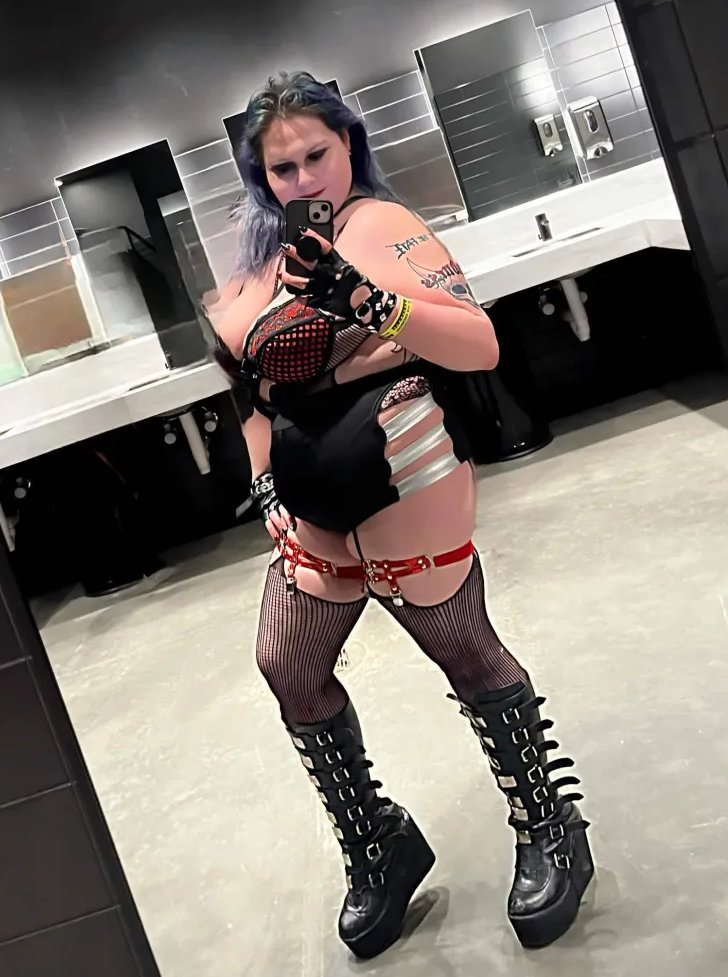this rave outfit honestly shouldn’t be legal 😈 from my Sexy Femme Fatale Nikki Sixx cosplay set 39 photos of rockstar chaos, rave energy, pole moments & my shiny bass guitar era 🖤 see everything here: https://t.co/UtkKpmncfV https://t.co/Q4wWJ4DgBx