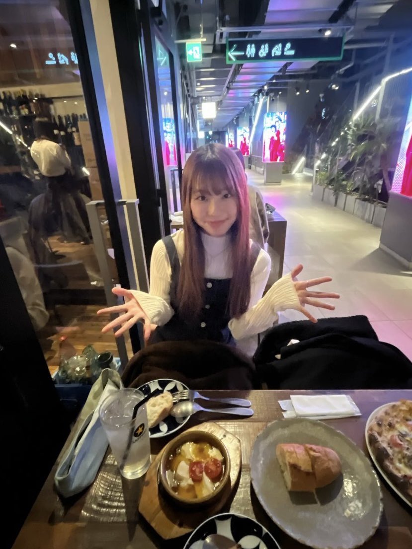 advantage_tt's tweet photo. 2年　しおん（看護）

アドバンの月、しおん！🌝
鋭いバックハンドで安定してポイントを取っていく🎾一見クールに見えて、実はめちゃくちゃ情に熱いしいっぱいボケてくれる🫶
誰よりもしっかりしてて大人で、誰よりも���キンチョなしおんの距離感バグにやられてしおん沼にハマっ��ゃおう🫠

#春から上智 https://t.co/FbIkD8s1sq