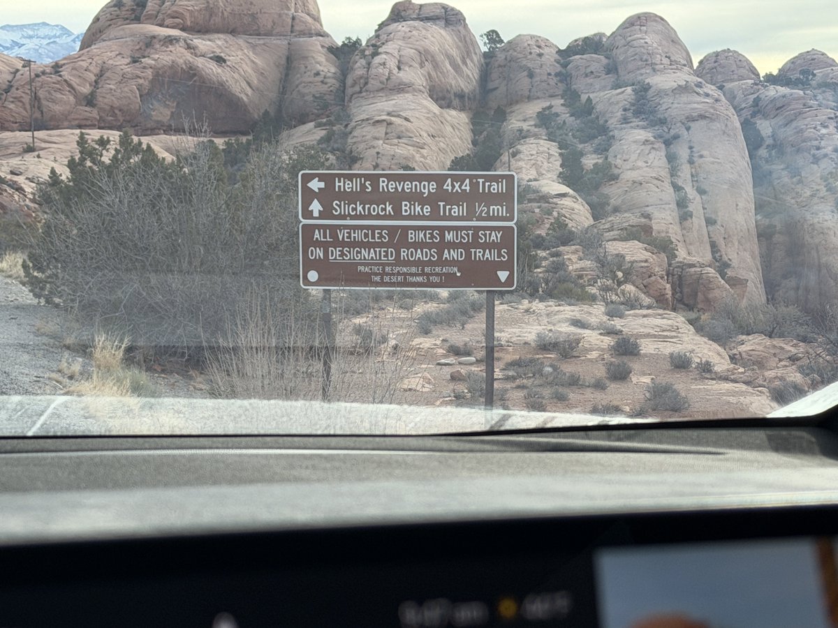 ExitPlan's tweet image. Made it to Moab 100% FSD, perfect parking distance at Superchargers, excellent control in the windy canyon curves.
After breakfast in the morning, the adventure begins at the Sand Flats park.
The fork in the road, the right is Fins &amp;amp; Things trail, and the left is Hell’s Revenge…