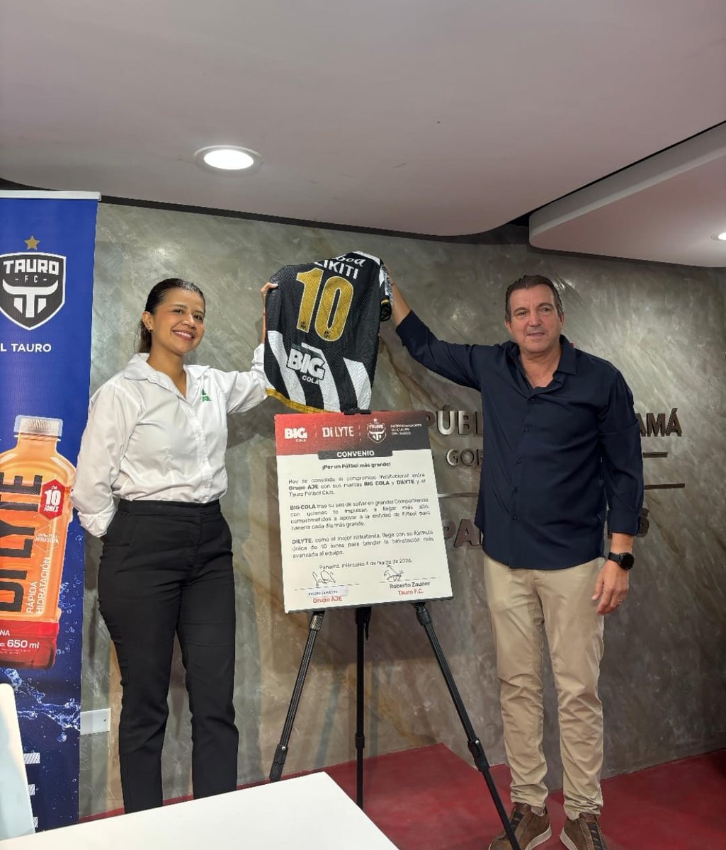 freepresspty's tweet photo. Grupo AJE anunció alianza con @TauroFC  para impulsar el fútbol en las comunidades de Panamá. A través de sus marcas Big Cola y Dilyte, acompañará al equipo durante la temporada, promoviendo deporte, hidratación y bienestar. ⚽
Más detalles: https://t.co/CFShWgsm2e https://t.co/kkU03MXloB