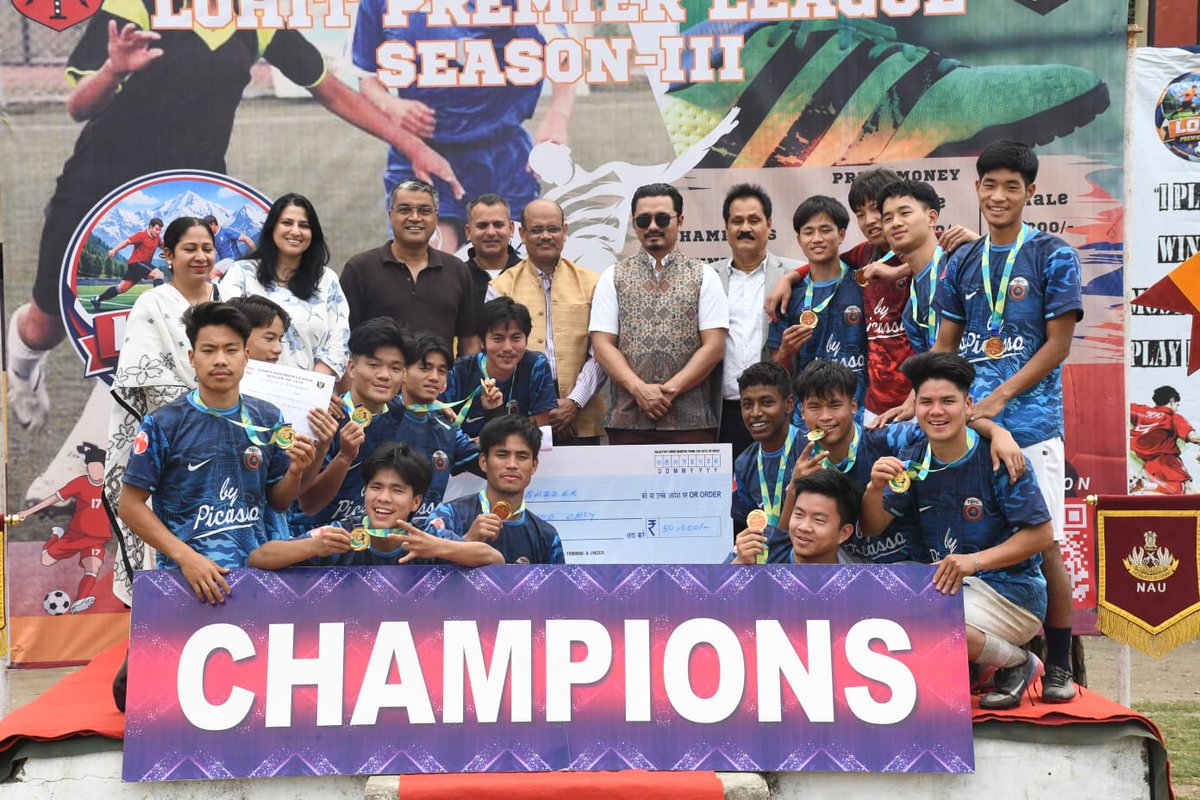 Spearcorps's tweet photo. 𝗦𝗽𝗼𝗿𝘁𝘀𝗺𝗮𝗻𝘀𝗵𝗶𝗽 𝗶𝗻 𝗔𝗰𝘁𝗶𝗼𝗻
Dao Division under #SpearCorps culminated the Lohit Premier League Season III (Men’s Tournament) at #Tezu, #ArunachalPradesh. Featuring 32 teams, the grand finale saw Tezu Bazaar FC clinch the title with a thrilling 3–2 victory over Khoraliang FC.
#SpearCorps के अंतर्गत #DaoDivision ने Tezu, #ArunachalPradesh में Lohit Premier League Season III (Men’s Tournament) का सफल समापन किया। 32 टीमों की भागीदारी वाले इस टूर्नामेंट के फाइनल में Tezu Bazaar FC ने Khoraliang FC को 3–2 से हराकर Title जीता।
#IndianArmy #LohitPremierLeague #YouthEngagement #SportsForPeace #NationBuilding #FootballSpirit #NationFirst
@adgpi
@HQ_IDS_India
@easterncomd
@official_dgar
@prodefkohima
@DefenceMinIndia
@prodefgau
@MyGovArunachal
@PemaKhanduBJP
@ArunachalCMO
@ProAssam
@arunachaltimes_
@NENowNews
@NewsLiveGhy
Facebook-https://t.co/AZeuJnFD3u
Instagram-https://t.co/PFoq742OSt
YouTube-https://t.co/1AFZ1RDrLX