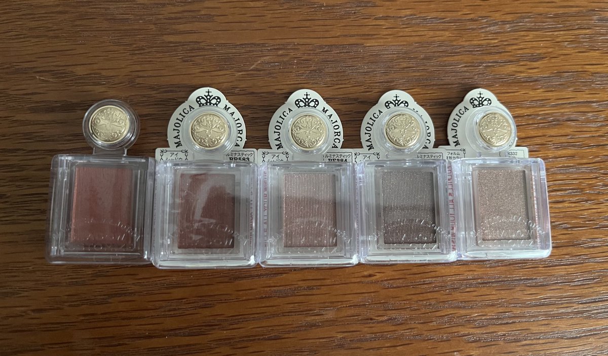 arbre_q's tweet photo. マジョマジョのシャドーカスタマイズ終了と聞いて記念買い。左からRD303すずめ(手持ち)BR583テディBE384コルクBR703コナBR332胡桃
記念買いだから1、2個のつもりだったはずがつい勢いで😂💦このケースが好きで並べるとテンション上がる〜！
#コスメ購入品 https://t.co/U8DWOMC4XM