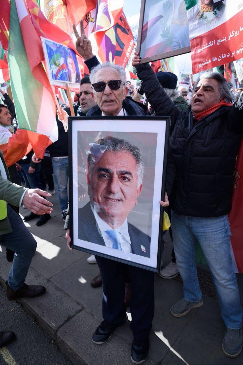 Rachekomitee's tweet photo. @IsraelWarRoom @POTUS Iranians are rising with a clear message. They want Reza Pahlavi to lead the nation toward freedom and a democratic future.

#RegimeChangeInIran
#KingRezaPahlavi
#TheOnlyAlternative https://t.co/fEErvFnrRW