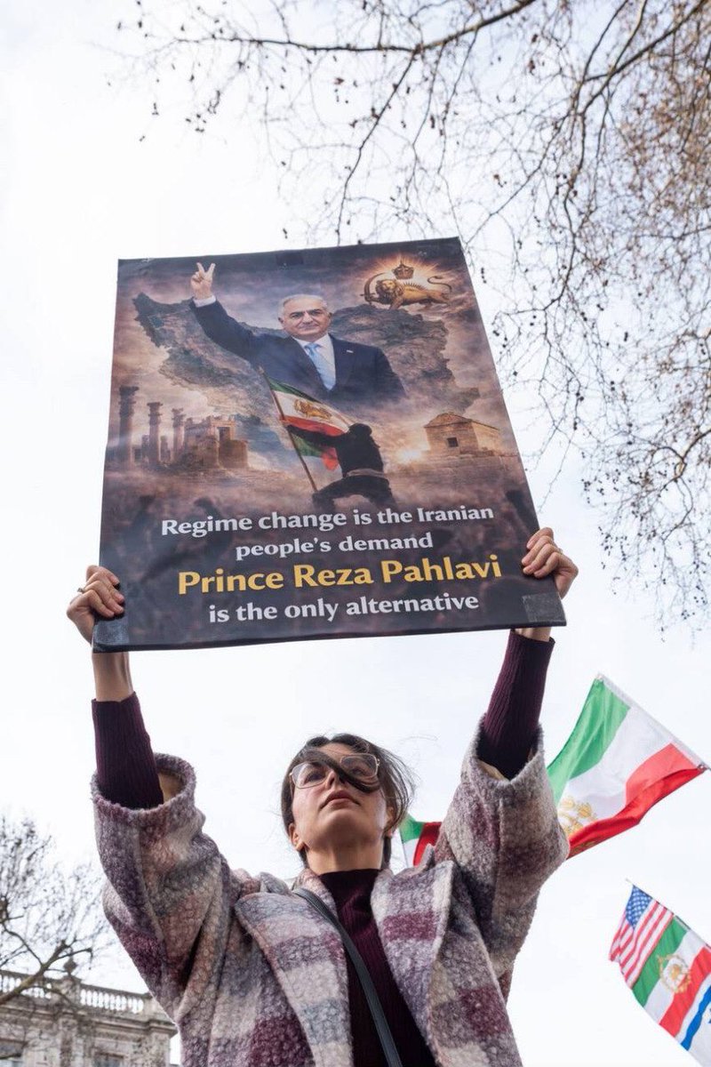 Rachekomitee's tweet photo. @sahra8485 Iranians are rising with a clear message. They want Reza Pahlavi to lead the nation toward freedom and a democratic future.

#RegimeChangeInIran
#KingRezaPahlavi
#TheOnlyAlternative https://t.co/SVqL3ndHyC