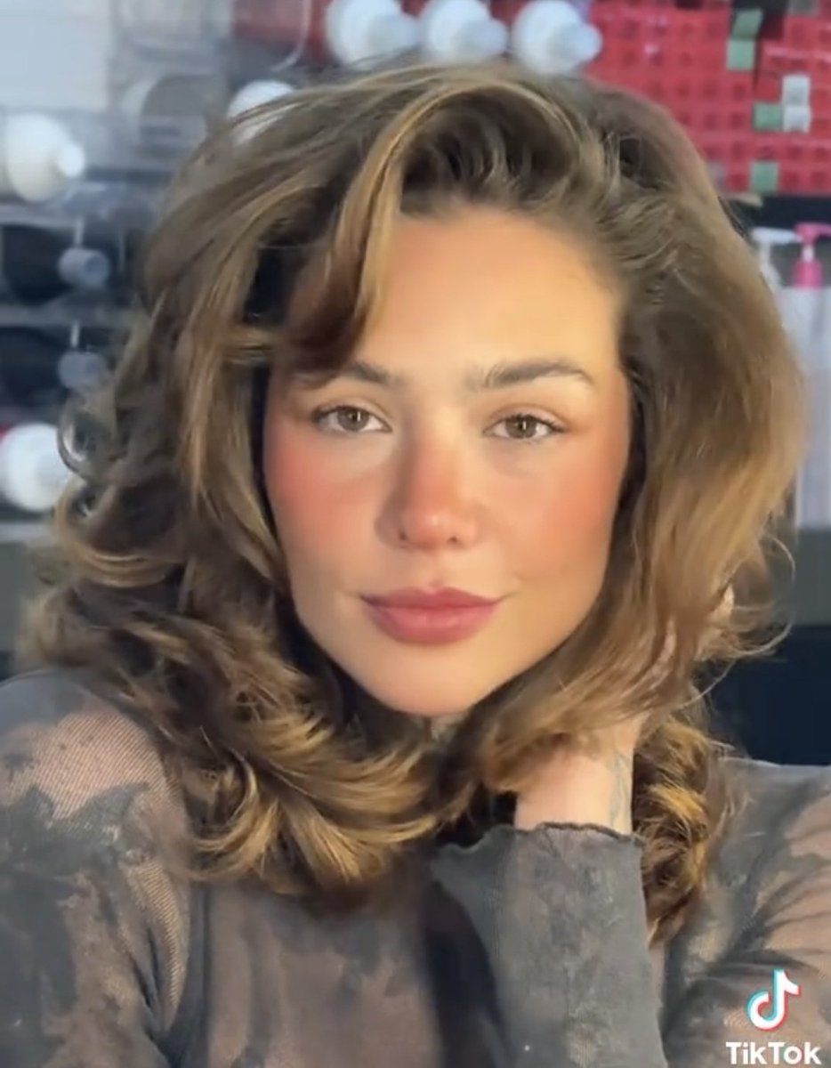 En verdd tuvo que ser #dios el que creo a tan divina mujer, vaya combinación entre perfección, arte, belleza y Mujer.  

Si la conocen díganle que me devuelva mi corazon o por lo menos no lo pierda.  ❤️‍🔥