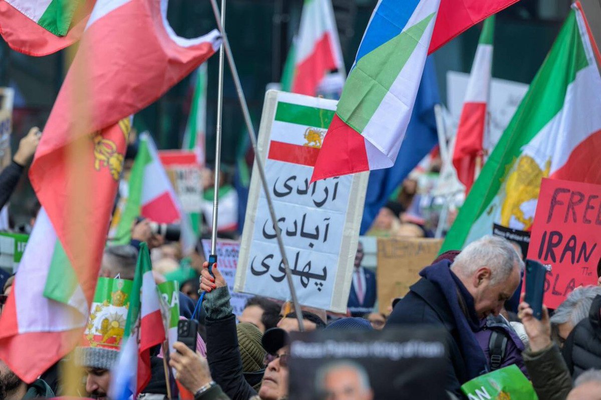 Rachekomitee's tweet photo. @EhsanEsmaeeli1 Iranians are rising with a clear message. They want Reza Pahlavi to lead the nation toward freedom and a democratic future.

#RegimeChangeInIran
#KingRezaPahlavi
#TheOnlyAlternative https://t.co/2Z1fYOJx5F