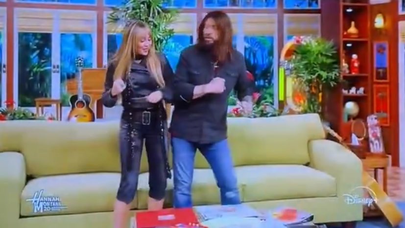 no puedo creer que haya recreado los sets, los outfits con brillos, la bufanda, el pelo y está con su familia, el especial de hannah montana me va a dejar emocionalmente destruida