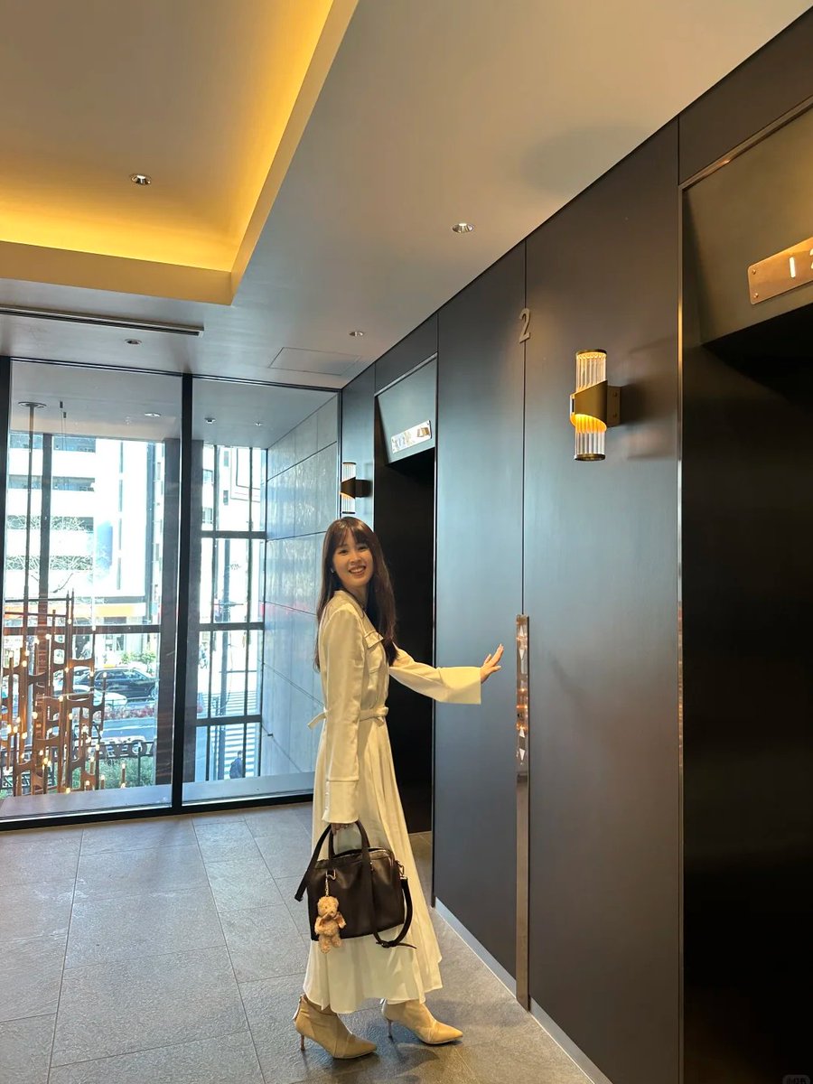 YefAdvisor's tweet photo. 朝からオシャレして、お気に入りのホテルでスタート。
ホテルロビーのエレベーターで、ちょっと嬉しくて手を伸ばしちゃった📸
お気に入りのレストランでサプライズデザートまで！
今日は特別な一日になりました🥰 https://t.co/6oDain5LAc