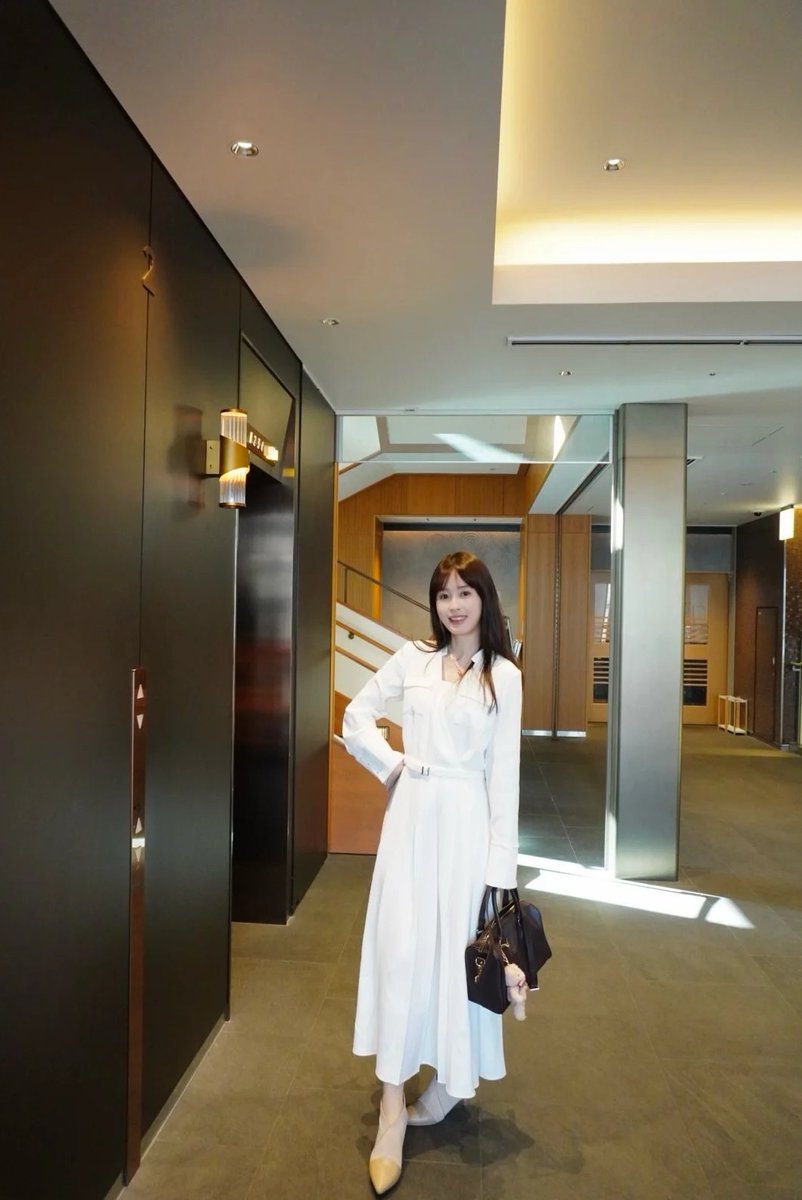 YefAdvisor's tweet photo. 朝からオシャレして、お気に入りのホテルでスタート。
ホテルロビーのエレベーターで、ちょっと嬉しくて手を伸ばしちゃった📸
お気に入りのレストランでサプライズデザートまで！
今日は特別な一日になりました🥰 https://t.co/6oDain5LAc