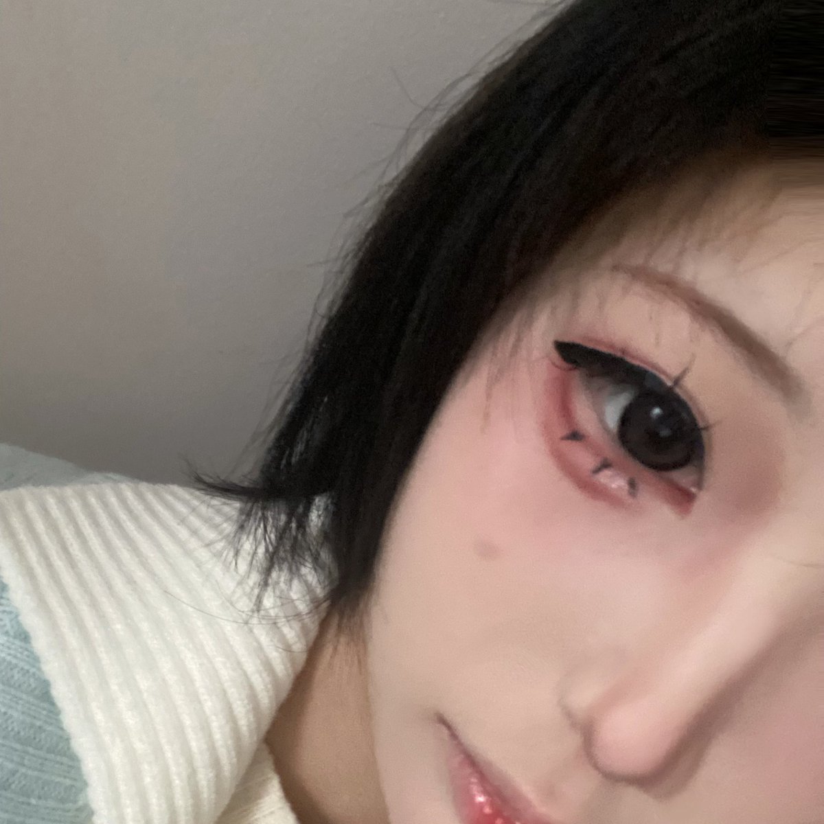 b_rontal46955's tweet photo. 我不知道为什么我会画出这种不蕾也不韩完全cos系的傻逼妆 https://t.co/WXHTPn5EUc