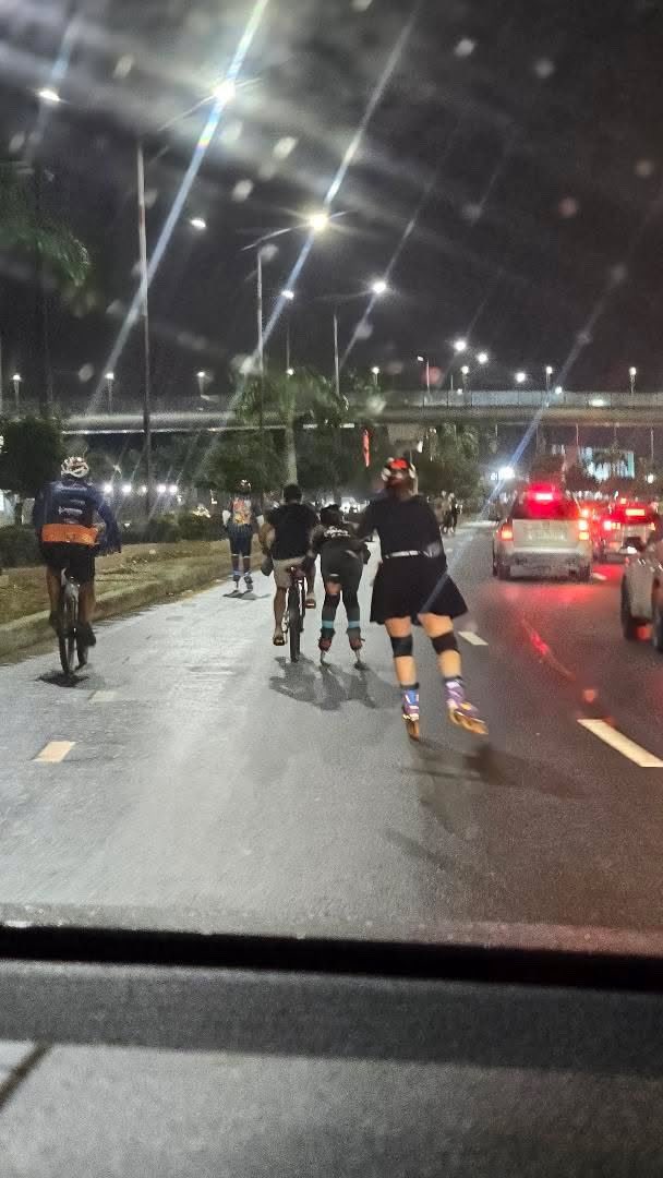 samboalerta's tweet photo. #AlertaSambo
La @ATVInforma o la @CTEcuador deberían controlar este tipo de actividades en plena avenida Samborondón para evitar futuros accidentes… https://t.co/NsdYQ3lsST