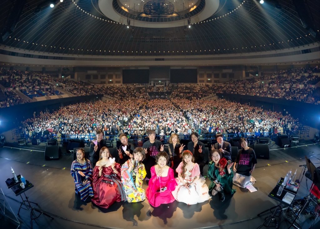 MichitaroS's tweet photo. 「水谷千重子と歌姫コンサート」 にベースで参加！
千恵子先生の歌とトーク、そしてゲストの方々の圧倒的なパフォーマンス！！

平原さんとドラムの山内陽一朗くんがジャズコース卒で洗足音大のご縁が多いステージでした

#麻倉未稀 #夏川りみ #はいだしょうこ #平原綾香 #森山良子（五十音順） https://t.co/0H0wJ2UzTP