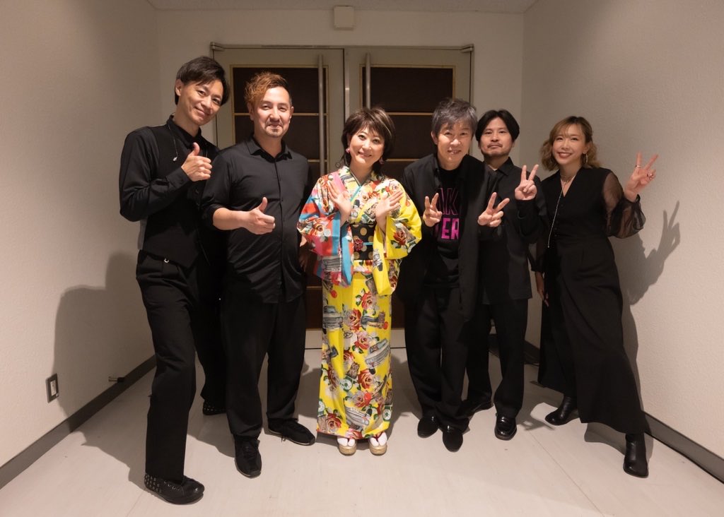 MichitaroS's tweet photo. 「水谷千重子と歌姫コンサート」 にベースで参加！
千恵子先生の歌とトーク、そしてゲストの方々の圧倒的なパフォーマンス！！

平原さんとドラムの山内陽一朗くんがジャズコース卒で洗足音大のご縁が多いステージでした

#麻倉未稀 #夏川りみ #はいだしょうこ #平原綾香 #森山良子（五十音順） https://t.co/0H0wJ2UzTP