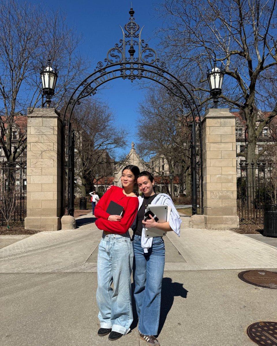 วันนี้ เพจ ของ uchicago ลงรูปนศ ในมหาลัยช่วงฤดูร้อน (ทั้ง ig fb x) รูปสะดุดตาที่รูปแรกเลย สาวน้อยเสื้อแดงพร้อมยีน แต่งตัวคิกคูลมาก(พร้อมแทบเล็ตหรือไอแพดไม่รู้☺️) ดูผิวเผินเหมือนนศ เมกันทั่วไป แต่เธอคือแชโบลno1 🇰🇷 ลูกสาวคนเดียวของปธ ซัมซุง  นศ Data Science ปี4 ที่ uchicago