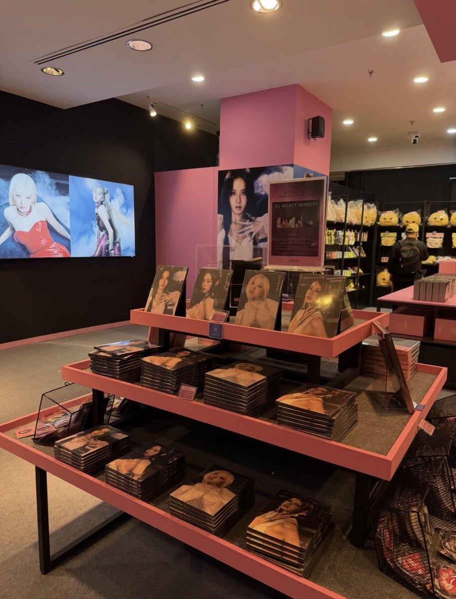 bpnews_my's tweet photo. BLINKS GO NOW !! The albums &amp; Keyring are now available at the Pop - Up store 🔥

📍 1 Utama, GF LUXE
📅 06/03/2026 - 29/03/2026

#Blackpink #Deadline #1Utama https://t.co/PqERu0UXgw