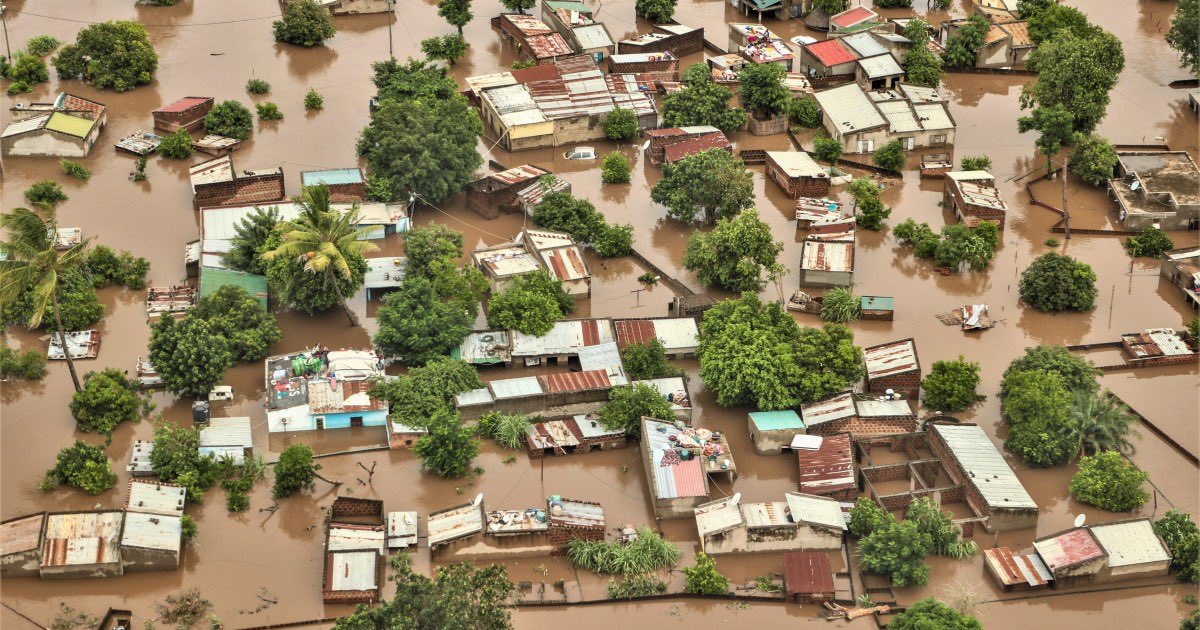 Updateshour's tweet photo. Severe Flooding in South Africa
Heavy rains and thunderstorms have caused widespread flooding in areas like Kirkwood and Vryburg, with warnings for more in provinces like North West, Free State, and Gauteng. This comes amid broader climate challenges battering the continent. https://t.co/d9ofo3bmr2