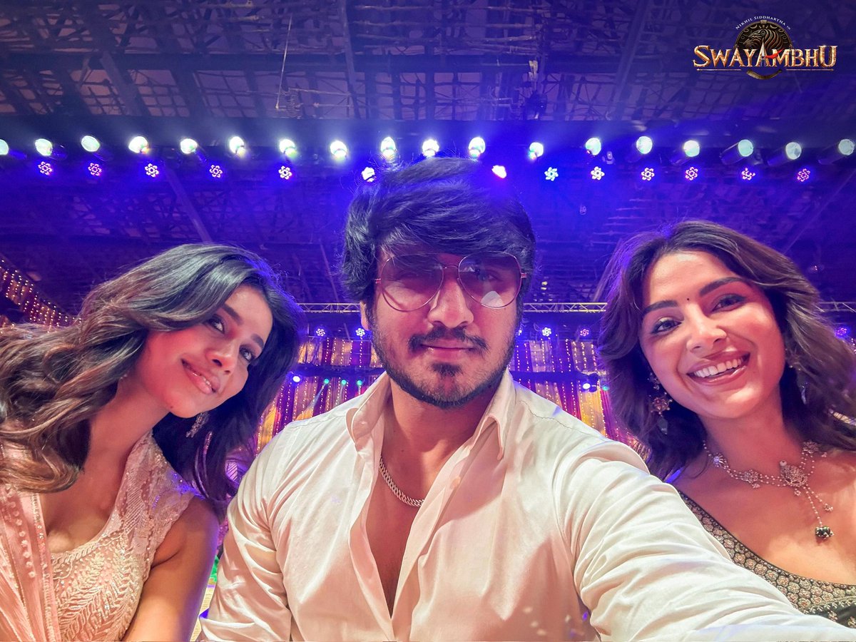 BigtvCinema's tweet photo. The #Swayambhu trio upping their Selfie Game amidst the film's promotions.🔥🔥🔥
Stay tuned for some exciting announcements.
#NikhilSiddhartha #ActorNikhil #Nikhil #Samyuktha #NabhaNatesh #Tollywood #tollywoodactress #entertainment #Bigtv #Bigtvcinema https://t.co/h7XwptQ9qi
