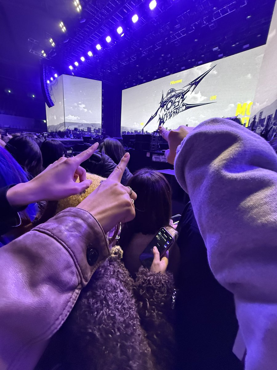 pproo00's tweet photo. 지금그게중요한게아니고♡ 
저 콘서트다녀왂도요            꺅 https://t.co/pajz5rn9bh