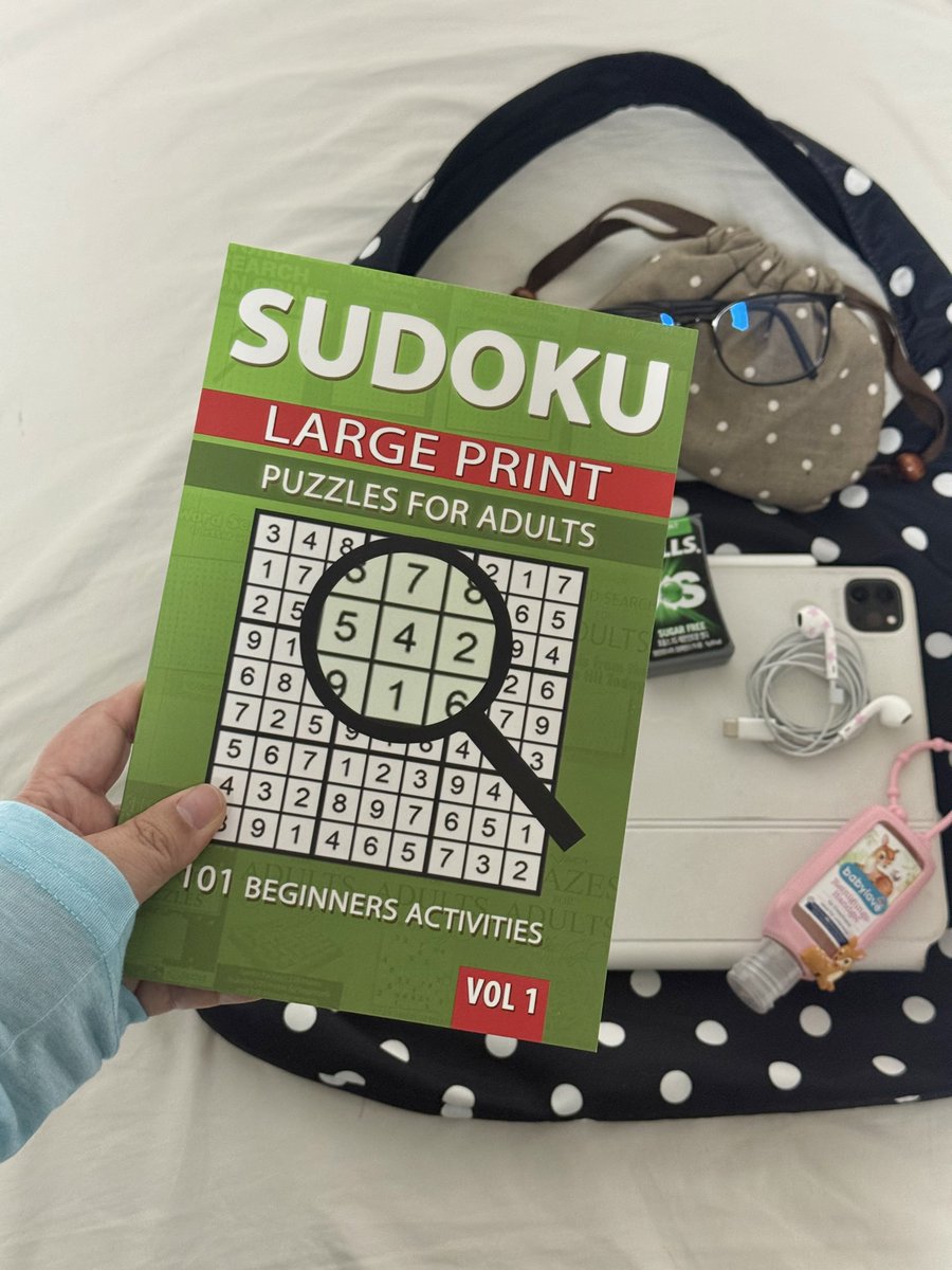 요즘 외출할 때 필수품: 가방 챙길 때 빼먹은 거 있는지 확인하는 키링 … 그리고 스도쿠 …