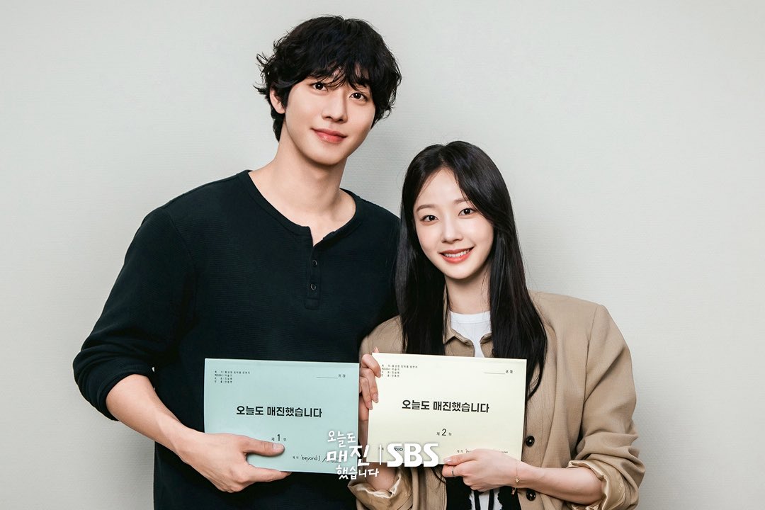 infodrakor_id's tweet photo. Pembacaan naskah drama SBS #SoldOutOnYou : #AhnHyoSeop #ChaeWonbin #KimBum #GoDooshim
Tayang 22 April (Tayang di Netflix) https://t.co/jP9XDzNmiH