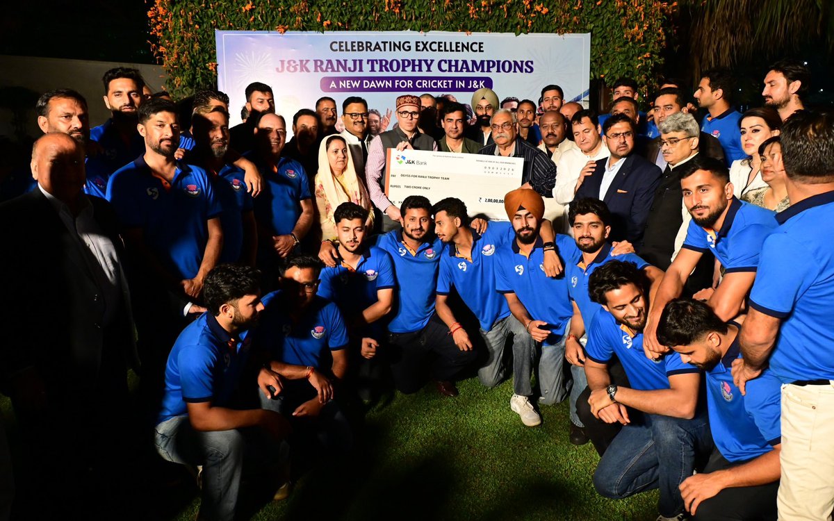 airnewsalerts's tweet image. Jammu and Kashmir Chief Minister Omar Abdullah hosts dinner in honour of the Jammu &amp;amp; Kashmir Ranji Trophy champion team to celebrate their remarkable achievement.

#JammuKashmir #Ranji #RanjiTrophy