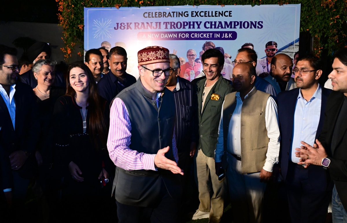 airnewsalerts's tweet image. Jammu and Kashmir Chief Minister Omar Abdullah hosts dinner in honour of the Jammu &amp;amp; Kashmir Ranji Trophy champion team to celebrate their remarkable achievement.

#JammuKashmir #Ranji #RanjiTrophy