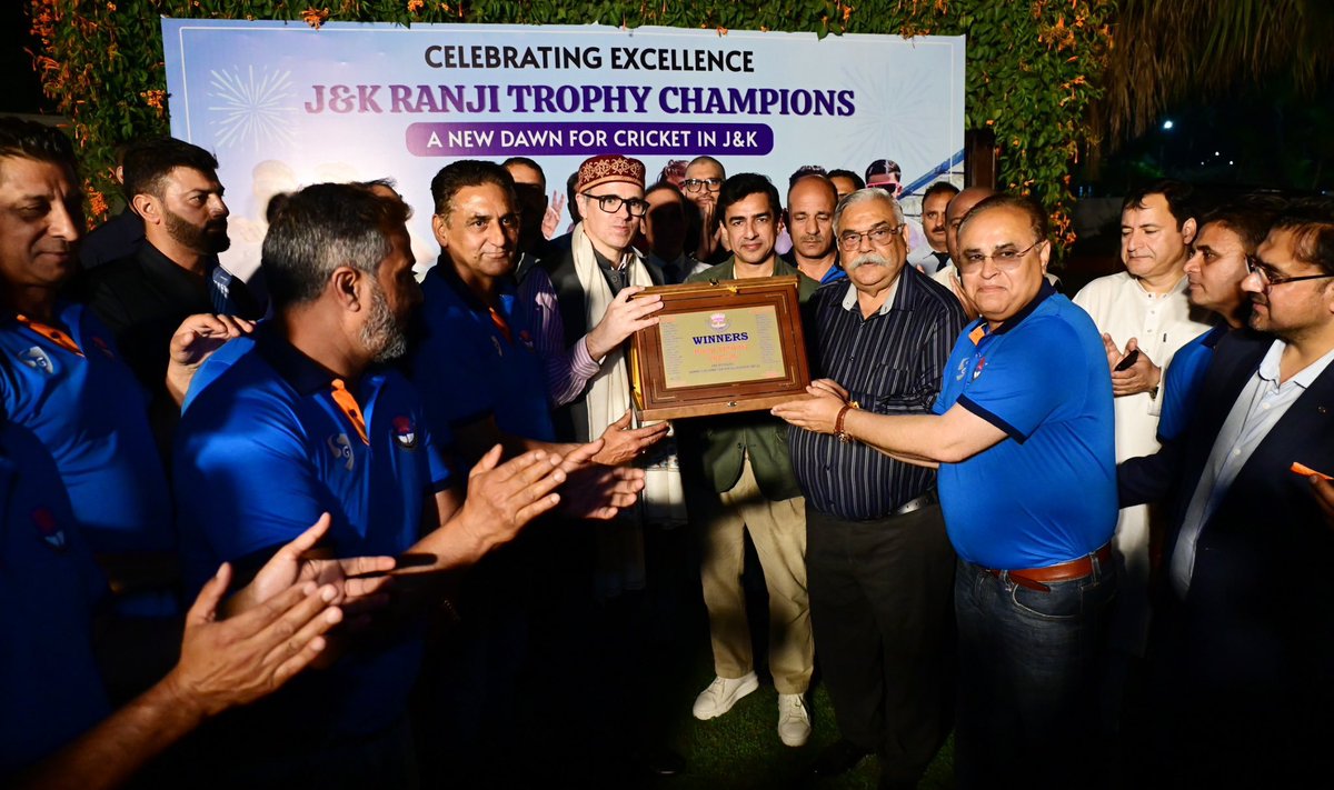 airnewsalerts's tweet image. Jammu and Kashmir Chief Minister Omar Abdullah hosts dinner in honour of the Jammu &amp;amp; Kashmir Ranji Trophy champion team to celebrate their remarkable achievement.

#JammuKashmir #Ranji #RanjiTrophy