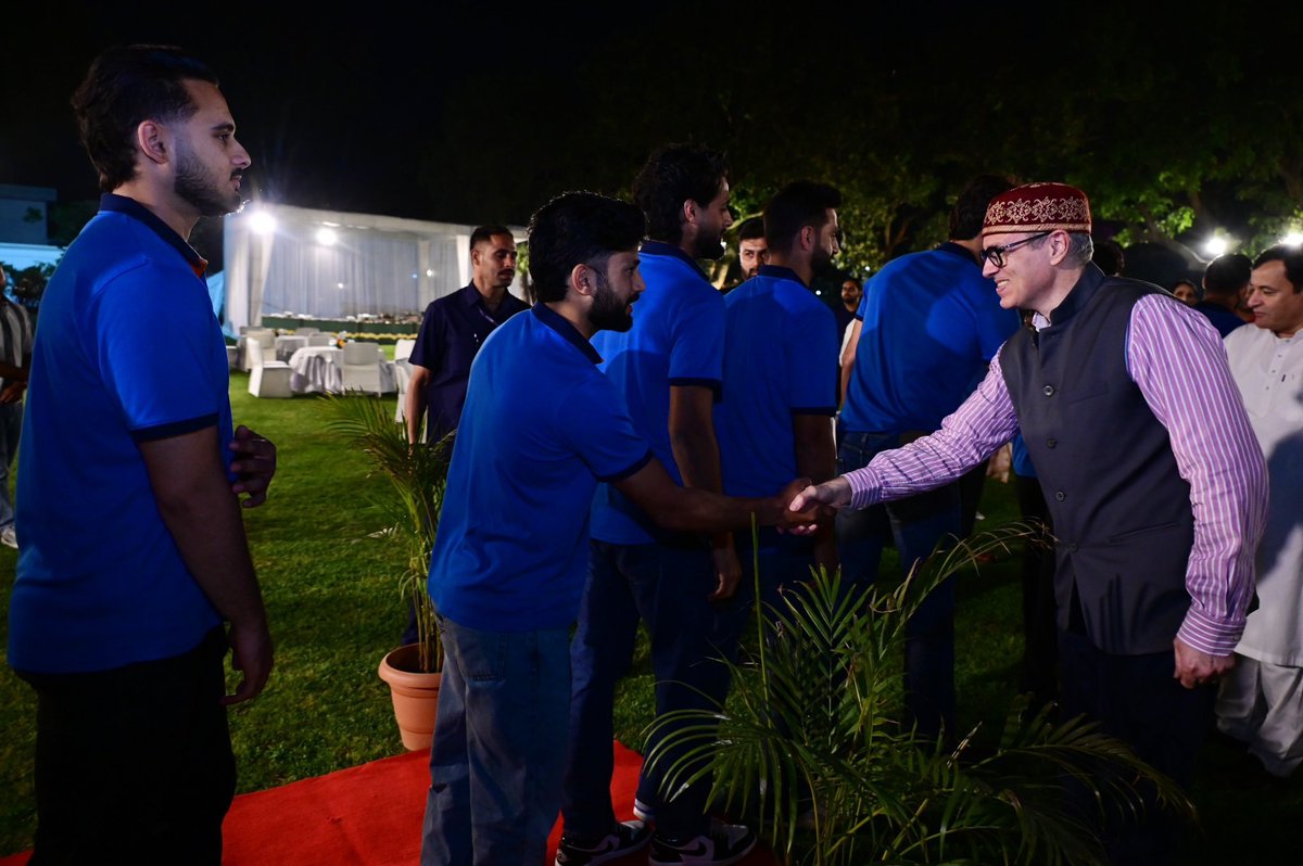 airnewsalerts's tweet image. Jammu and Kashmir Chief Minister Omar Abdullah hosts dinner in honour of the Jammu &amp;amp; Kashmir Ranji Trophy champion team to celebrate their remarkable achievement.

#JammuKashmir #Ranji #RanjiTrophy