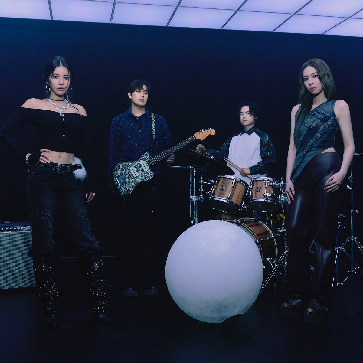 koreansales_twt's tweet image. “There’s Always a Planet That Belongs to You (Your Own Star)” by #Solar x #Accusefive debuts at #162 on the Worldwide iTunes Song Chart.