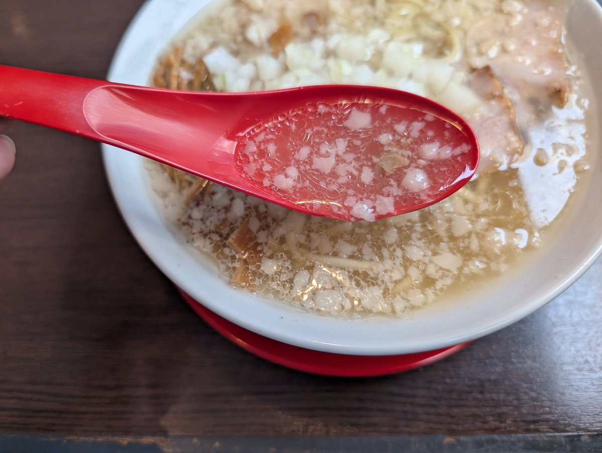 I4eKyV2HGq483's tweet photo. 新潟市北区 麺者ジュゲムさん
背脂中華そば玉ねぎ変更
 とびっこ半チャーハン
醤油感は控えめだけど塩味がしっかりの濃いめスープ
やや平打ち気味のモチモチ中細麺は自家製
玉ねぎ変更はあり
とびっこがインパクトあるチャーハンうまし
ごちそうさまでした🙏

＃最愛新潟ラーメンcp ＃麺者風天 https://t.co/3FMs3W2VJJ