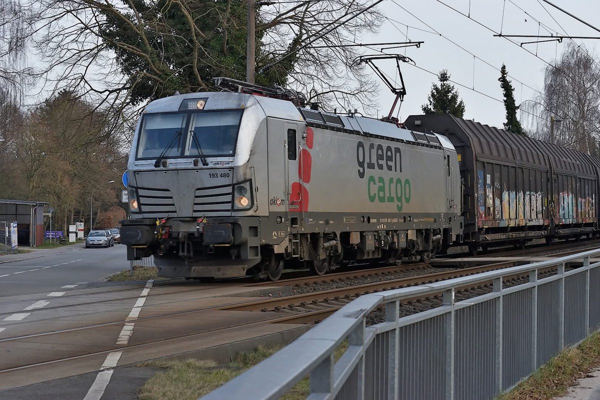 NortorfVideo's tweet photo. NORTORFer ANSICHTen
Eine "Vektron" von Siemens mit Güterwagons am Haken quert den Bahnübergang Thienbüttel in Richtung Norden . Die Leistung dieser Mehrsystem Elektrolokomotive liegt bei 6.400 kW. Die Maschine wird hauptsächlich im Güterverkehr eingesetzt. https://t.co/r30lXyNDLu