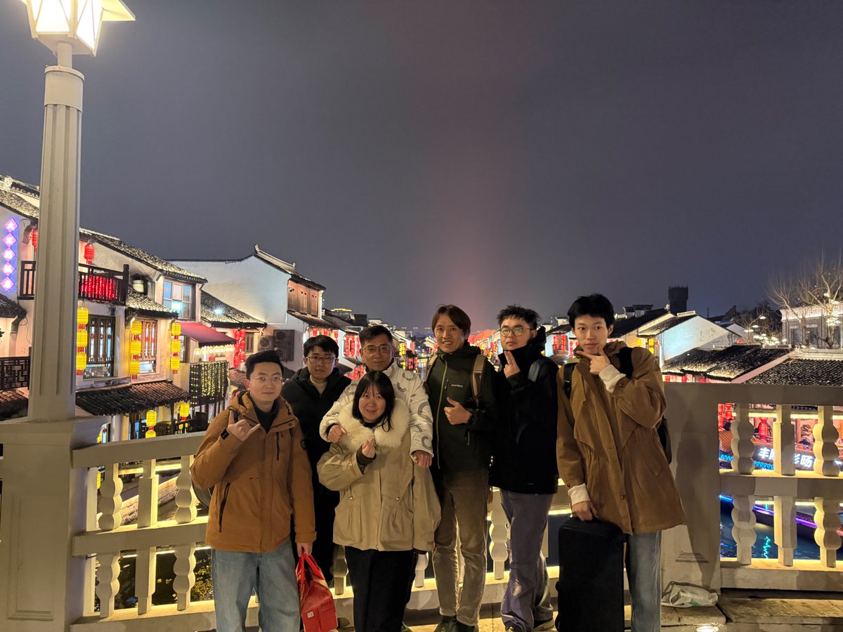 hatao_flute's tweet photo. ある統計によると、90％以上の日本人が中国人に否定的な印象を持っているという。

正月の帰省の際、中国旅行の話を母にしたところ、本気で心配して止められた。職場の人から、拘束された日本人駐在員の話などを聞かされたらしい。

僕自身、大学の第二外国語で中国語を学ぶほど、中国の歴史や文化にはもともと興味があった。しかし実際に中国人と深く関わる前までは、やはり様々なバイアスを持っていた。

中国には選挙がない、人権が弾圧されている、報道の自由や情報を得る自由がない、政治的な意見を言うことが禁じられている──。そうした話を見聞きするうちに、僕は中国人のことを、政府に都合よく洗脳され、自由を制限された可哀想��人々なのだと感じていた。また、モラルが低い、マナーが悪いといった日本の報道も、そのまま信じていた。

これまでに10��以上中国を訪れ、数多くの人々と交流する中で、そうした先入観がいかに一面的なものだったかに気づいた。そこには、自分と同じように日々を生きる人々がいるだけだった。中国の人々は思い切り人生を楽しんでおり、ある意味では日本人以上に開放的で自由に見えることさえあった。

昨今の日本の政治状況を見ていると、むしろ日本の方が政治的に危ういのではないかと感じることもある。政府にとって都合の悪い情報は十分に報道されず、SNSを見ても自由で建設的な議論とは程遠い。

今回のイランとイスラエルの戦争についても、中国では現地にリポーターを派遣し、比較的客観的で中立的な報道が行われていた。一方で日本では、バラエティ番組を優先して報道がほとんど行われないばかりか、報道番組でも「トランプ大統領の判断は正しい」「イランは自制すべきだ」といった主張が目立つ。

日本人は、自分で判断するための十分な情報を与えられていないのではないか。そう考えると、それはある意味で中国以上に完成された国民コントロールなのかもしれない。

また、日本社会には「勝ち馬に乗る」「長いものに巻かれる」という風潮があり、人々が互いに圧力をかけ合い、忖度や自粛を生む。そうした空気は、中国の監視社会とは別の形で、むしろ自律的で恐ろしいものにも思える。

中国の地方都市の隅々まで進んだ発展ぶりや、上海の摩天楼を目にして、日本人の中にある中国や中国人のイメージは、30年前のまま止まっているのではないかと感じた。

最後の夜の食事で、僕は友人にこんなことを言った。
「日本政府は、中国が攻めてくるかもしれない、だから防衛力を強化し��ければならないと言う。その結果、所得税も上がるんだ」

友人はこう答えた。
「中国が資源も産業も乏しい日本を攻撃するメリットはない。だから日本との戦争なんてありえないよ」

「日本、韓国、中国が手を取り合って協力できればいいのに」と僕が言うと、友人はこう続けた。
「そうなれば理想だけれど、中国はあまりにも大きい国だ。もし中国に何か起これば、その影響はアメリカ以上になるかもしれない。だから適切な距離を保ちながら、お互い協力していけたらいいね」

日本人が思っている以上に、中国では日本文化が人気だ。アニメやゲームはもちろん、日本食や日本人のライフスタイルについても、多くの中国人がよく知っている。

中国人が日本へたくさん旅行に来るのと同じように、日本人ももっと気軽に中国を訪れ、お互いを理解し合えるようになればいい。そんなことを強く思っ��。

これからも深く、長く、中国と中国の人々と付き合いたいと思っている。