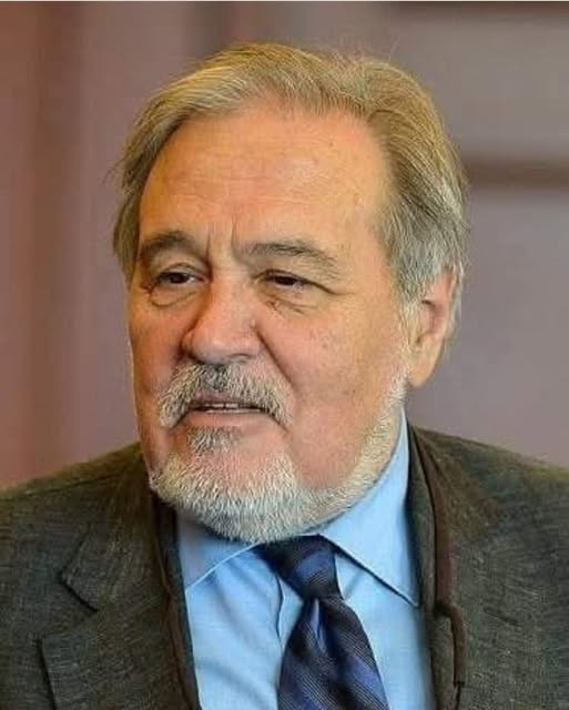 Dede38__'s tweet photo. Eğitim dili Fransızca olan Galatasaray Üniversitesi’nde yaşanmış gerçek bir hikayedir.
İlber Ortaylı Fakültede tarih dersi vermektedir ve bir öğrenciye inanılmaz bir ayar vermiştir.
İlber Hoca dersin bir bölümünde kitaptan makale okumaya başlar. Okulun eğitim dili sebebiyle Fransızca okuyan İlber Hoca, normal konuşmasından biraz daha yavaş bir şekilde kitabı okumaktadır. Fırlama ve bir o kadar da ukala olan öğrencilerden birisi el kaldırır ve söz ister;
- Hocam isterseniz kitabı verin ben okuyayım, dersi daha hızlı işlemiş oluruz, der kinayeli
bir gülüşle.
Tavrını hiç bozmayan İlber Ortaylı öğrencisini kitabı okumak için kürsüye davet eder. Kendinden emin tavırlarla kürsüye gelen öğrenci kitabı açar ve karşılaştığı manzarayla adeta yerin dibine girer.
Kitap Almancadır ve İlber Hoca eş zamanlı olarak Fransızcaya çevirerek okumaktadır.