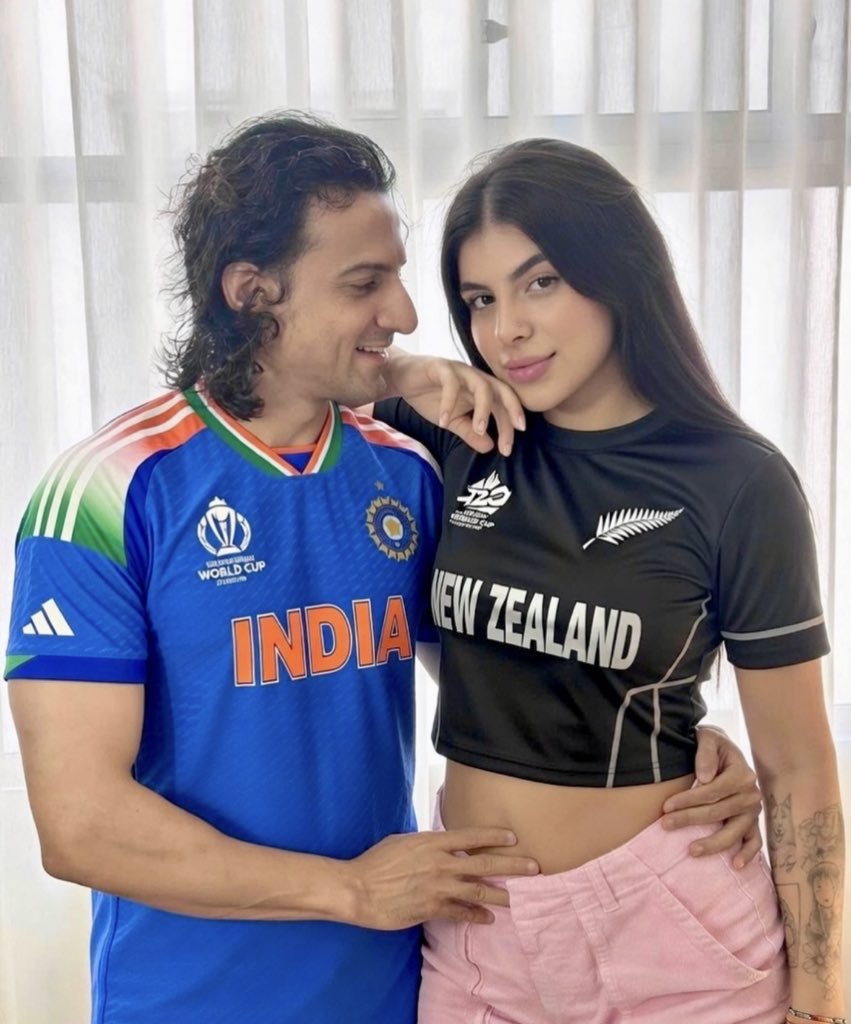 भारत ने न्यूज़ीलैंड को कैसे थप्पड़ मार के हराया 15 मिनट की हाईलाइट आ चुकी है।

बैट्समैन निक इंडियन ने न्यूज़ीलैंड बॉलर जेसिका की खूब पिटाई की, जोश से भरी इनकी पारी लगातार शॉट  पे शॉट मार के बॉलर को लस्त पस्ट कर दिया।

निक इंडियन की धुआ धार पारी से बॉलर रो-रो कर चिल्ला रहा था।