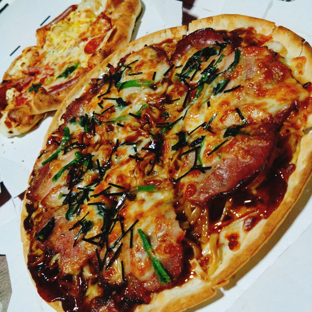 marubana's tweet image. 久々のピッザタイムは家系総本山吉村家監修の横浜家系ラーメンピザ🍕思ってたより家系でうまし😋本物の吉村家が食べたくなる😏
#pizzatime #ピザ #横浜家系ラーメンピザ #pizzahut #家系総本山吉村家