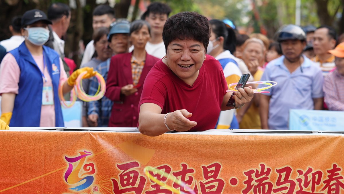 HainanToday's tweet image. Recently, Tunchang held a fun Lantern Festival fair at Jinzhuyuan Creative Block. Interactive games like duck ring-tossing were a hit, drawing many families and filling the place with joy.
#Tunchang #LanternFestival #FestiveFun #Hainan