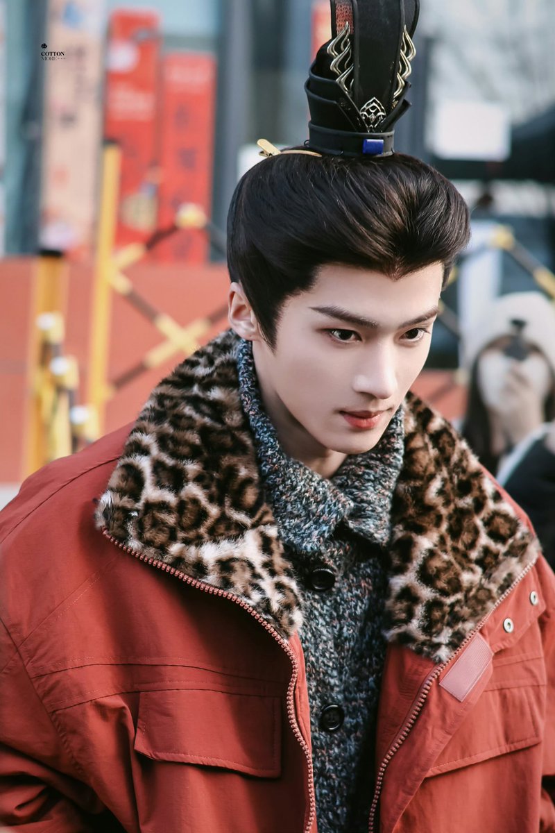 This animal paw faux fur jacket lining is giving ancient time slip Oppa Gangnam Style vibes 🐾👀
