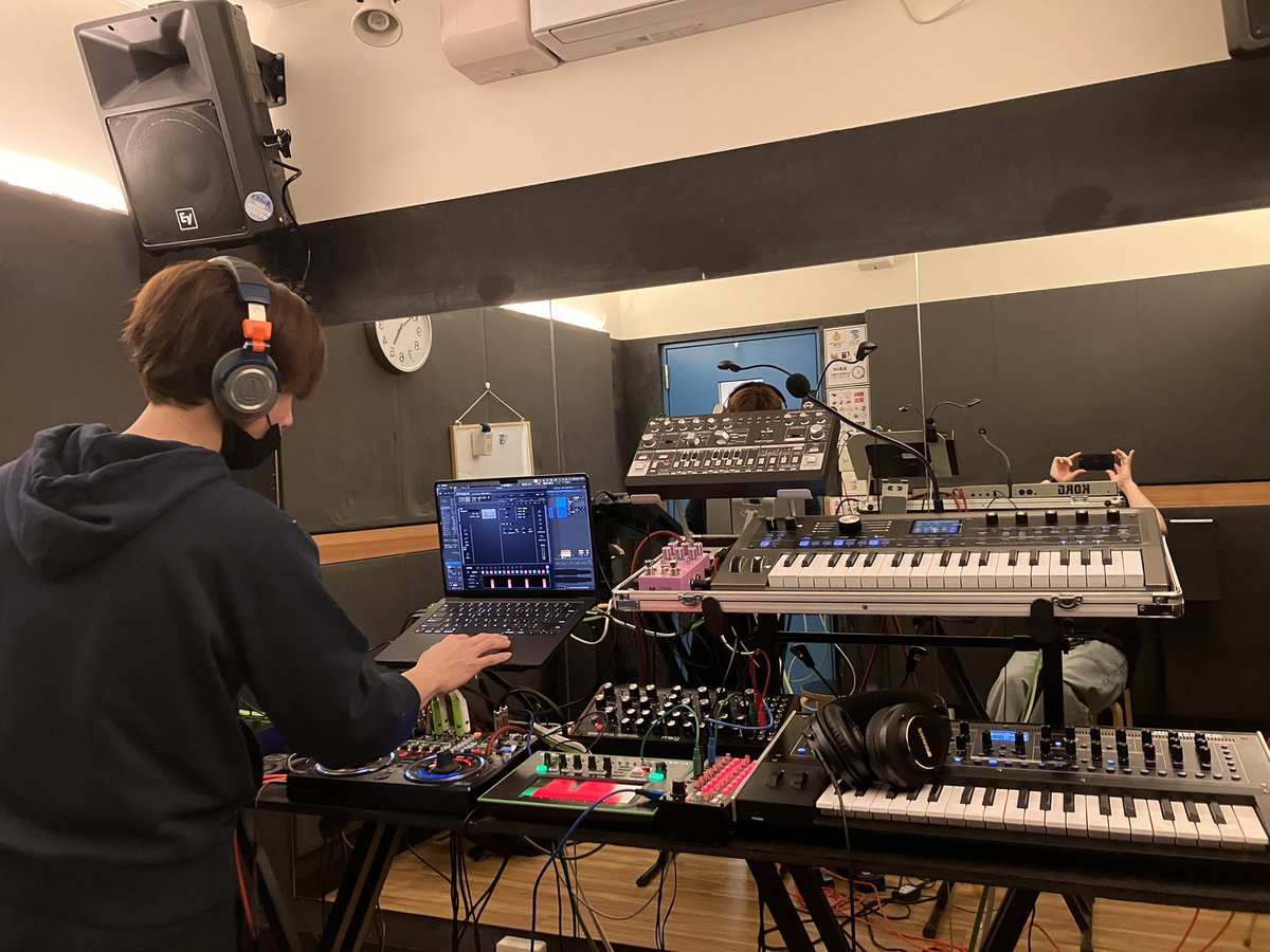 hikuso29's tweet photo. 昨日ライブに向けてスタジオへ入ったけど出音良すぎてクラブでやるの楽しみすぎる☺️
にしてもZoomのミキサー音良過ぎるっ🫨 https://t.co/eDMwQ88wXe