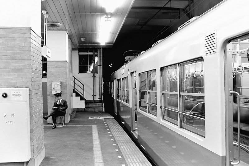 kouzou1960's tweet photo. 改装前の阪神三宮駅。
快速急行梅田行が3番線で折り返します。
停車駅青木（おおぎ）、西宮、甲子園、尼崎、野田でした。
青木は上りのみ停車して特急待避してました。
今の直通特急より停車駅が少ないです。 https://t.co/Y4iWZ0HdcT
