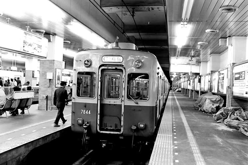 kouzou1960's tweet photo. 改装前の阪神三宮駅。
快速急行梅田行が3番線で折り返します。
停車駅青木（おおぎ）、西宮、甲子園、尼崎、野田でした。
青木は上りのみ停車して特急待避してました。
今の直通特急より停車駅が少ないです。 https://t.co/Y4iWZ0HdcT