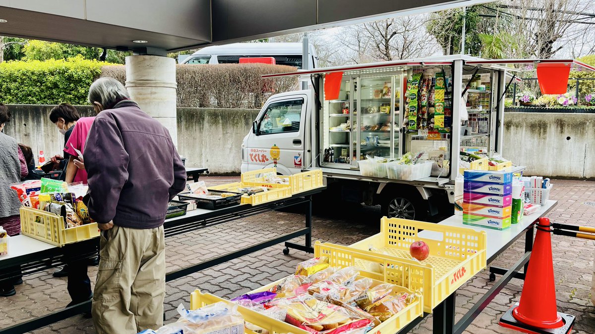 joystage8's tweet photo. 【訪問販売】
火曜日の訪問販売が始まりました！

ジョイステージ八王子では、週に3回訪問販売を実施しています😊

本日は、移動スーパー『とくし丸』さんと、横川町にある『仔豚Deli』さんに来ていただいています！

#八王子 #老人ホーム #介護 https://t.co/s5KYHlgLJP