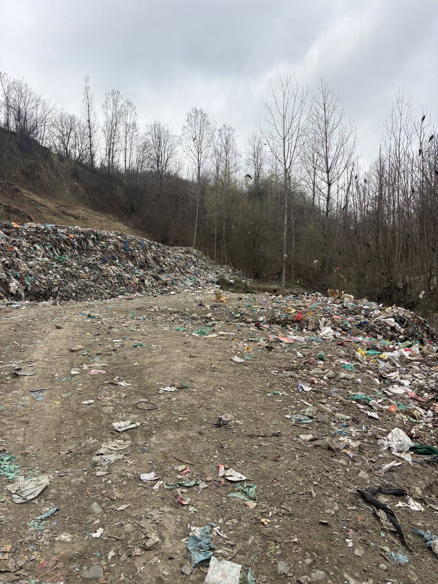 muxamilashraf's tweet photo. 🚨Urgent Appeal from Devsar Main Town
The MunicipalCommittedevsar is dumping trash dangerously close to our homes and horticulture land. posing a serious threat to our children’s safety and public health.  
The trash is ruining the environment, damaging nearby horticulture https://t.co/wWXHJlupIu