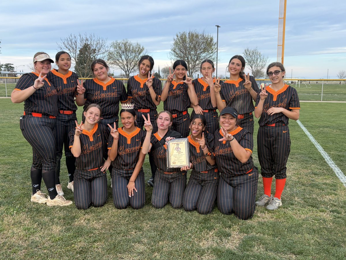 liseramirez2026's tweet photo. Played in the Queen of the Diamond tournament! My team went 3-1, taking second place in the gold bracket. I got awarded All Tourney Player crown! On Friday over 6 innings had 12 strikeouts, no hitter. On Saturday I pitched 14 innings, 25 strikeouts and a shut out game! #GoBears https://t.co/KTClScmDYf